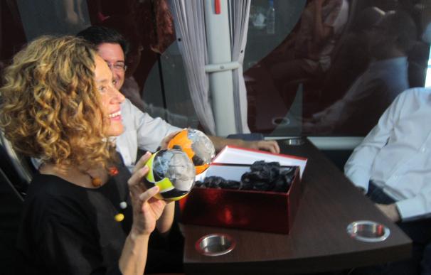 Batet (PSC) alivia tensiones con pelotas antiestrés de Rajoy e Iglesias de regalo de periodistas