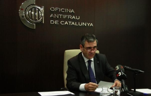 El responsable de la Oficina Antifraude de Cataluña apunta a un micrófono en el despacho de Fernández Díaz