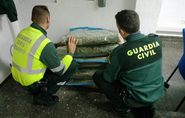 Detenidos tres hombres en Sagunto por esconder 20 kilos de marihuana en el doble fondo del maletero