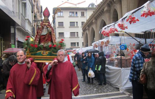 Pamplona celebra San Blas con un mercadillo de dulces y la soka-dantza en el entorno de la Iglesia de San Nicolás