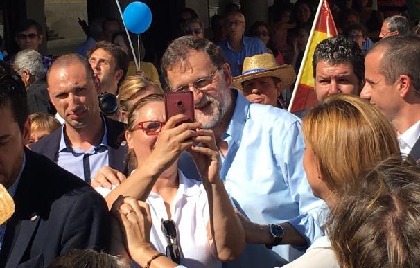 Rajoy dice que está en juego moderación contra radicalidad tras ser interrumpido al grito de "partido de corruptos