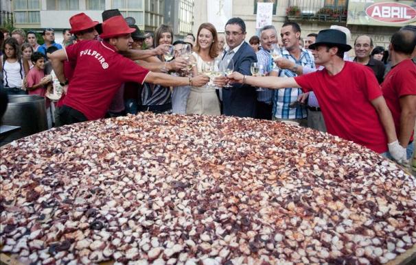 O Carballiño sirve 142 kilos de pulpo en la tapa más grande del mundo