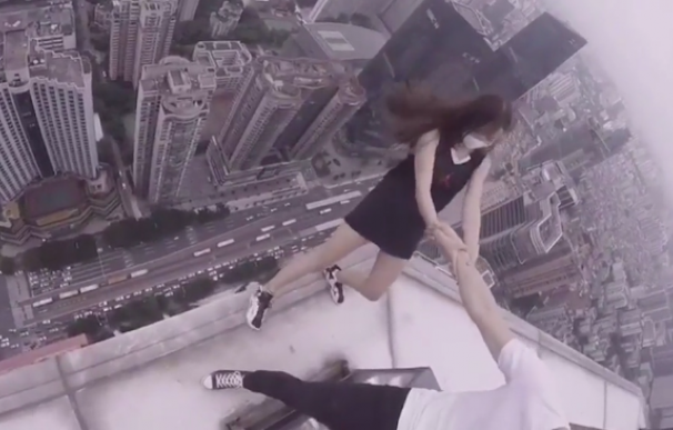 El vídeo viral de la pareja china que se juega la vida con acrobacias en un rascacielos