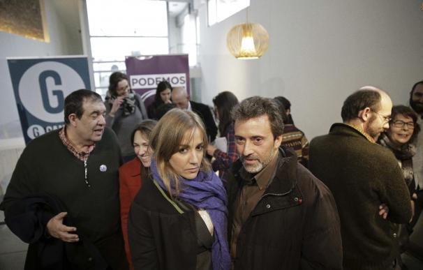 Mauricio Valiente, con Tania Sánchez, en una rueda de prensa de Podemos y Ganemos, en Madrid.