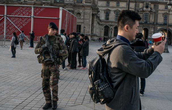 Un militar francés abre fuego tras ser atacado con un cuchillo cerca del Louvre