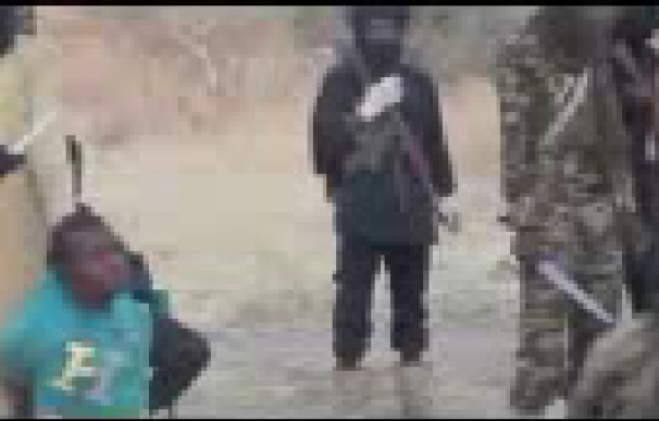 Fotograma del vídeo en el que terroristas de Boko Haram decapitan a dos rehenes