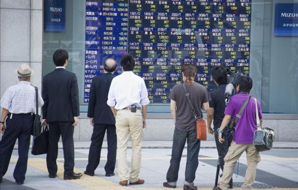 El Nikkei cae levemente por la fuerza del yen y la incertidumbre sobre los mercados