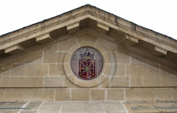 Una vidriera con el escudo de Navarra preside desde hoy la fachada principal del Palacio de Navarra