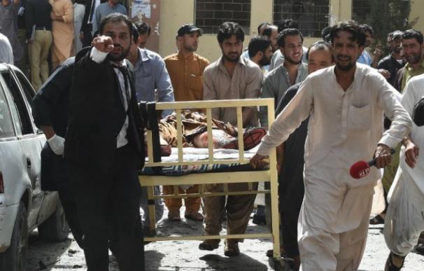 Voluntarios ayudan a transportar heridos tras el ataque del ISIS a un hospital en Quetta (Pakistán), en agosto de 2016 (AFP).