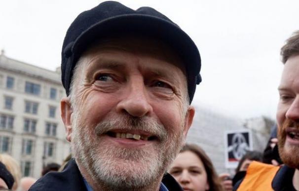 Corbyn pierde la moción de su partido y se tambalea como líder laborista