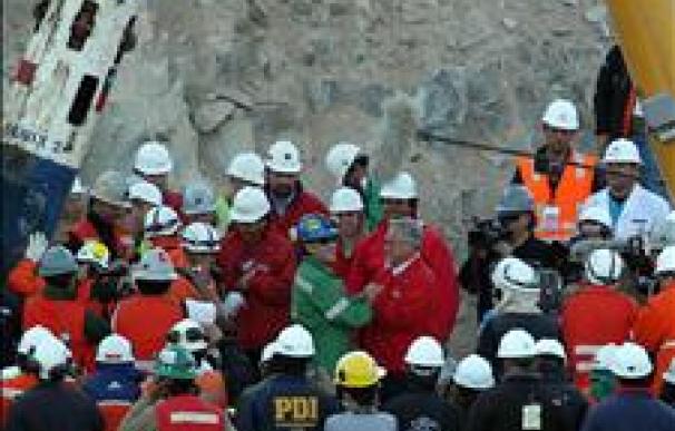 China dona a Chile estatua en conmemoración de la epopeya de los 33 mineros