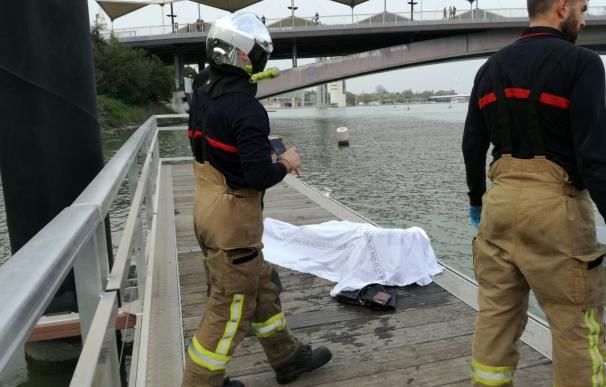 Bomberos recuperan un cadáver del río Guadalquivir a la altura del Puente de Chapina