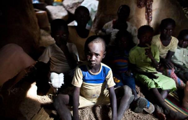 Familias sudanesas viven en cuevas