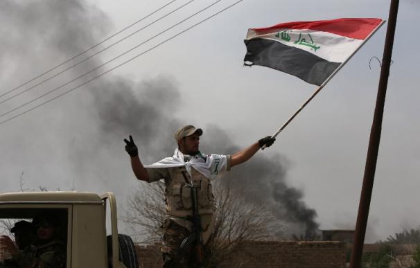 Un miembro de la milicia Movilización Popular celebra la toma del pueblo de Albu Ajil, cerca de Tikrit.