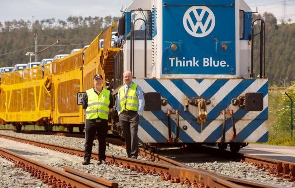 Volkswagen Navarra distribuye más coches en tren que en camión por primera vez en su historia