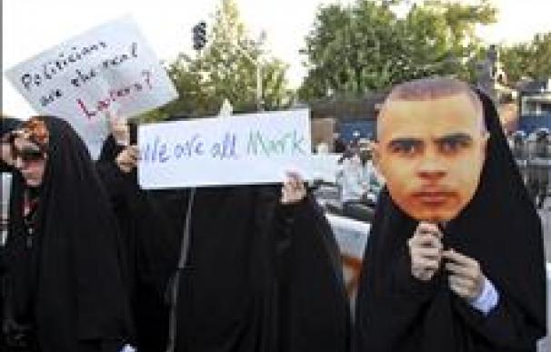 Grupo de jóvenes iraníes se manifiestan contra Gobierno y Policía británicos