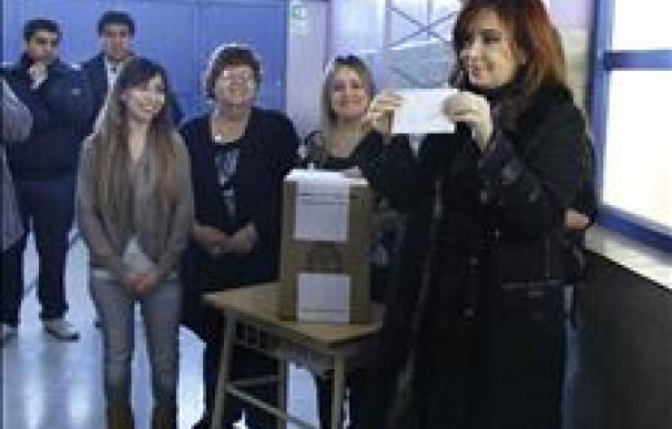 Fernández logra el 50 por ciento de los votos en las primarias escrutado la mitad de los sufragios