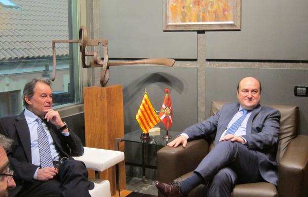 Ortuzar y Mas intercambian puntos de vista sobre la situación del Estado, y de Euskadi y Cataluña