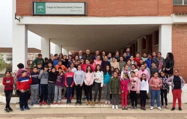 Zarza imparte una charla en un colegio de Nerva con motivo del Día de Andalucía