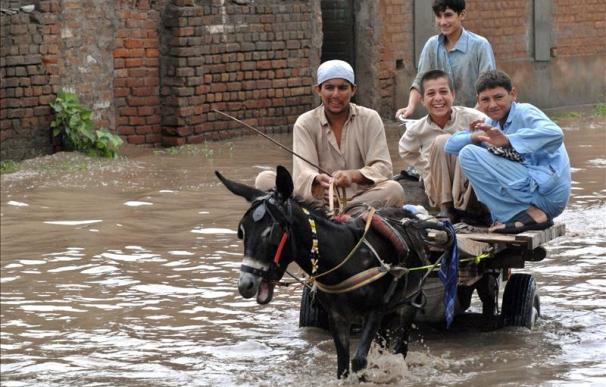 Al menos 45 muertos y 37 desaparecidos por un torrente de agua en Pakistán