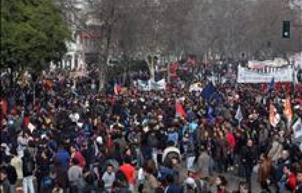 Barricadas y escaramuzas en el último día de paro en Chile