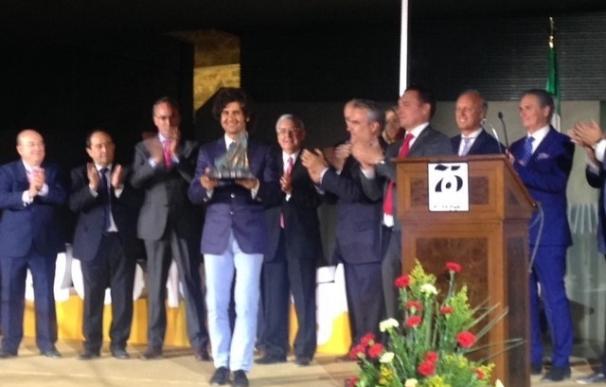 El diestro Morante de la Puebla recibe el XV Trofeo Taurino al Triunfador de la Feria de San Juan de Badajoz 2015