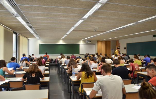 Estudiantes vascos recogen casi 12.000 firmas contra el examen de Matemáticas de Selectividad