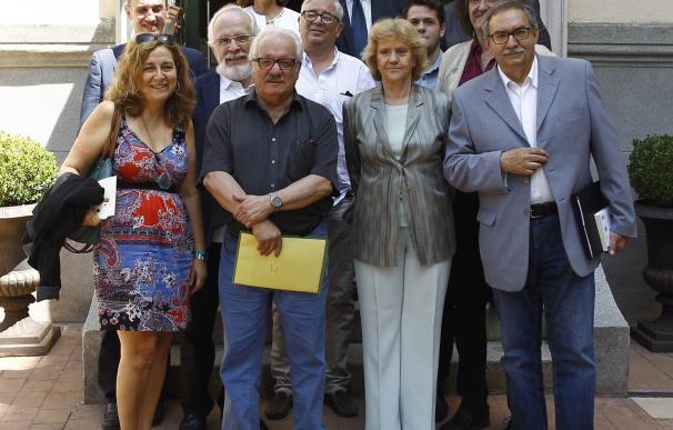 La Defensora del Pueblo trasladará al próximo presidente de las Cortes la compatibilidad de pensión y derechos de autor