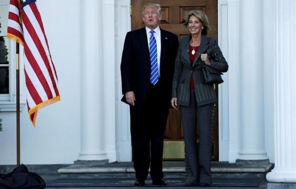 El vicepresidente de EEUU salva a la secretaria de Educación con un desempate sin precedentes