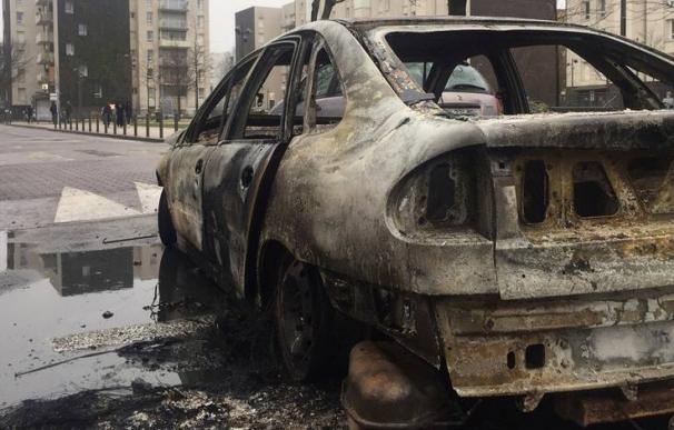 Coche quemado tras las protestas en la 'banlieue'