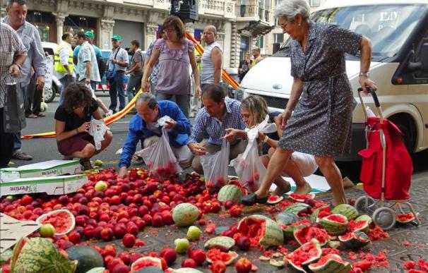 Payeses reparten fruta frente al consulado francés en protesta por el boicot