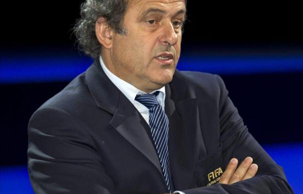 Platini dice que España es ejemplo del alarmante estado financiero del fútbol