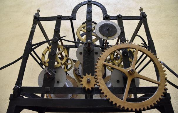 El mecanismo del anterior reloj monumental de la Casa Consistorial se traslada al Planetario