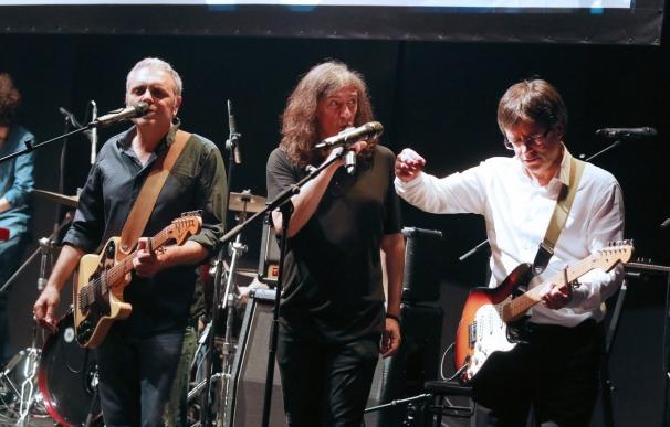 Puigdemont acompaña con la guitarra eléctrica a Sopa de Cabra interpretando 'Camins'