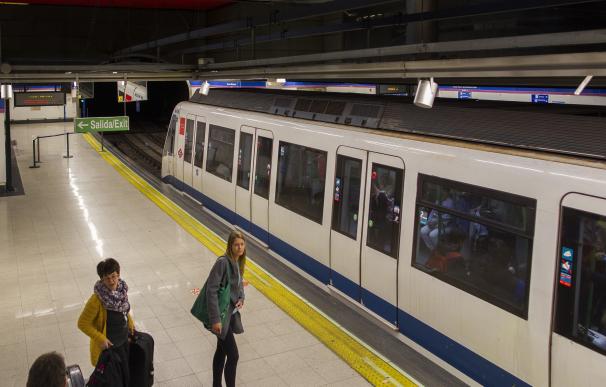 Metro destina personal a la estación de Avenida de América para facilitar el acceso de viajeros a la L4