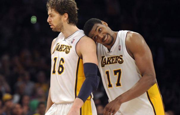 Gasol y Bynum hacen olvidar a Kobe en los Lakers