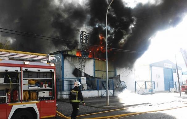 Los bomberos trabajan en la extinción de un incendio en una nave industrial abandonada