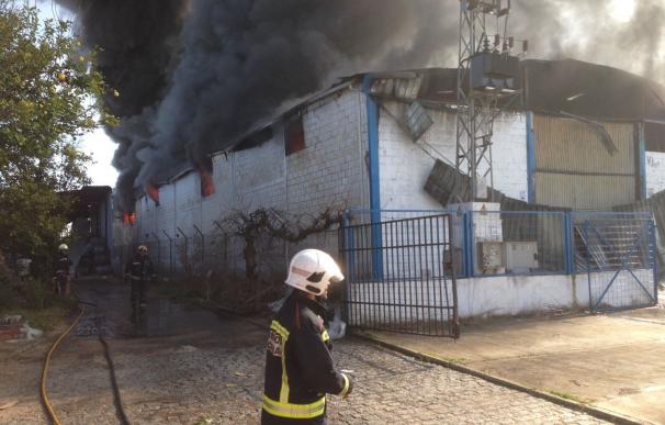Extinguido el incendio de la nave industrial del polígono Las Quemadas de Córdoba