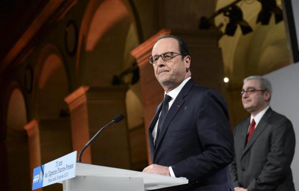 Hollande: "Grecia quiere permanecer en la zona euro y allí seguirá"