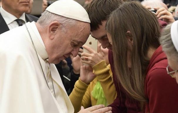 El Papa insta a los sacerdotes a no cerrar las puertas de la Iglesia a los jóvenes que conviven sin casarse
