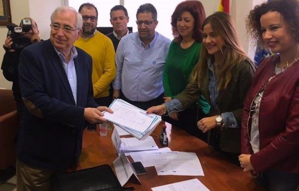 Imbroda presenta 700 avales para ser presidente del PP de Melilla mientras su contrincante se queda en 87