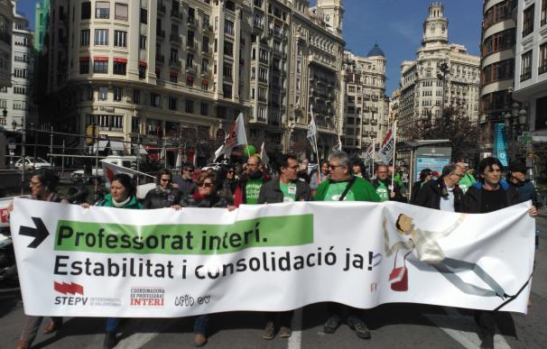 Interinos protestan en València para reclamar su consolidación y animan a "continuar la lucha" hasta la huelga del 9-M