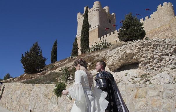 Villena se consagra como la ciudad del "amor medieval" con bodas de época a los pies del castillo