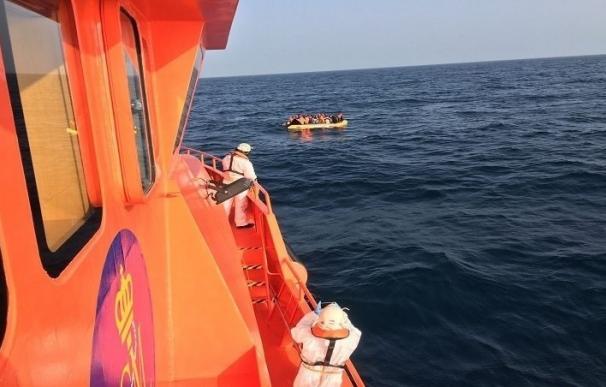 Llegan a Almería las 32 personas de origen subsahariano rescatadas de una patera en mar de Alborán