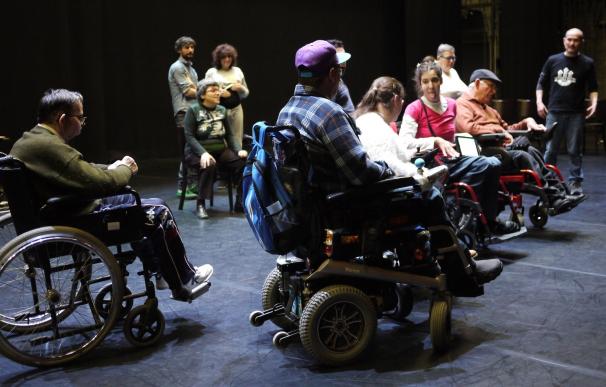 Cabo San Roque y Roberto Magro bailan con personas con discapacidad en el Mercat de les Flors