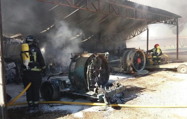 Un incendio destruye un almacén agrícola y diversa maquinaria, en Caspe