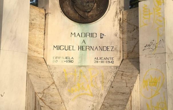 Aparecen pintadas con proclamas antinazis en el monumento a Miguel Hernández del parque del Oeste