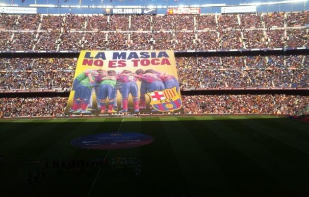 El Camp Nou defiende al club con una pancarta: 'La Masia no se toca'