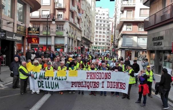 Centenares de personas protestan en València por unas pensiones "públicas y dignas" para las próximas generaciones