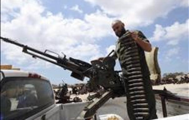 Los rebeldes afianzan su control en torno a Trípoli para cercar a Gadafi